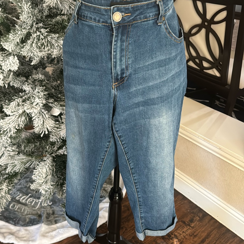 Cuffed Hem Capri Jeans